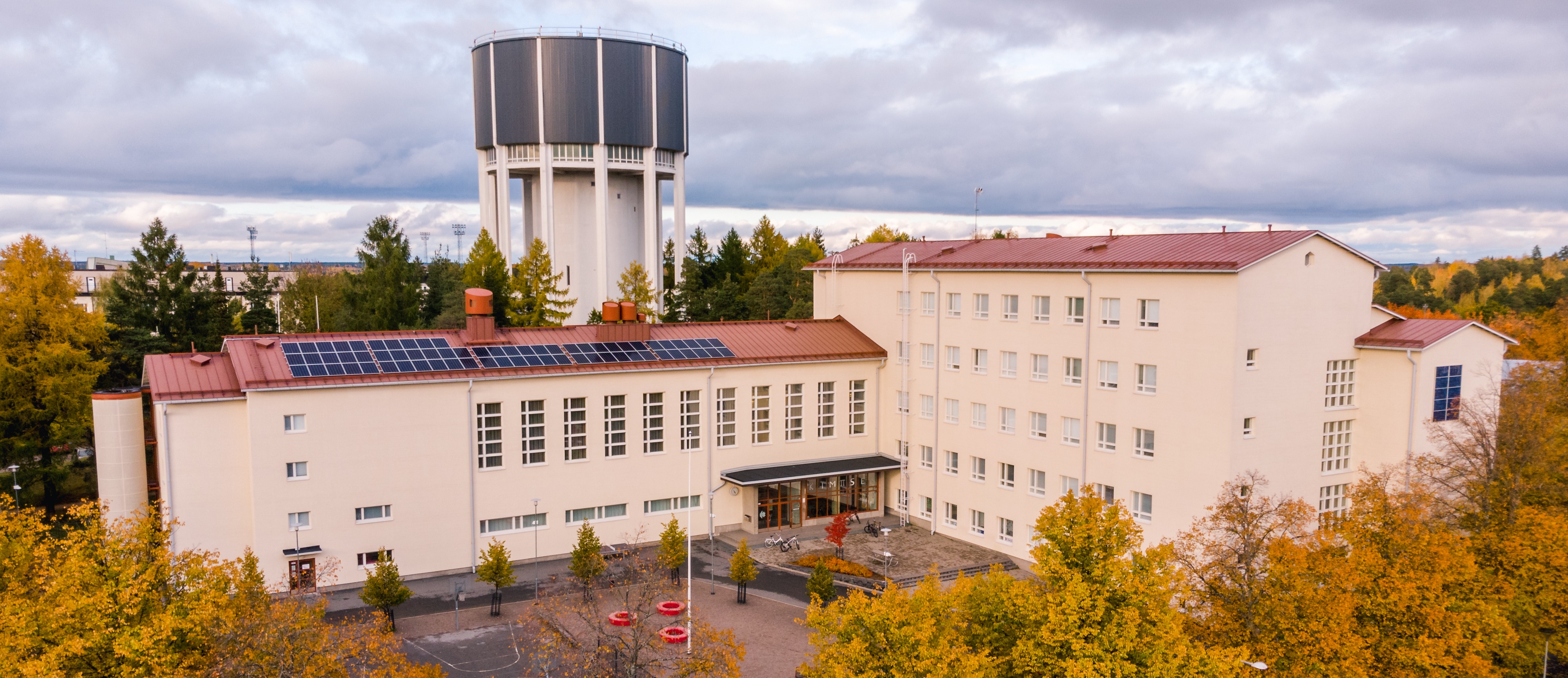 Kimpisen lukio dronesta kuvattuna.